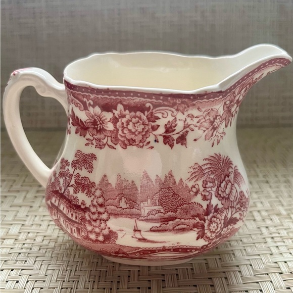 Rare/Discontinued Tonquin Red/Pink Royal Staffordshire Clarice Cliff Creamer - Picture 3 of 9